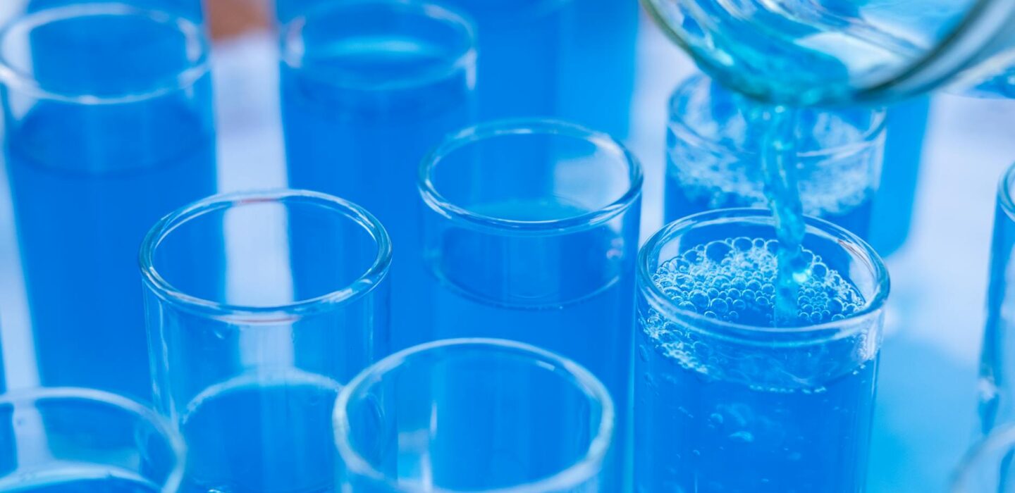 Laboratoryjne badanie próbek wody i płynów w szklanych fiolkach
