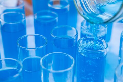 Laboratoryjne badanie próbek wody i płynów w szklanych fiolkach