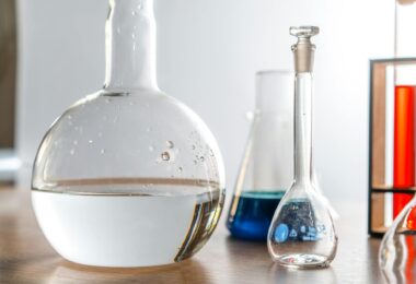 Woda destylowana a demineralizowana – różnice, zastosowania i czy można pić?
